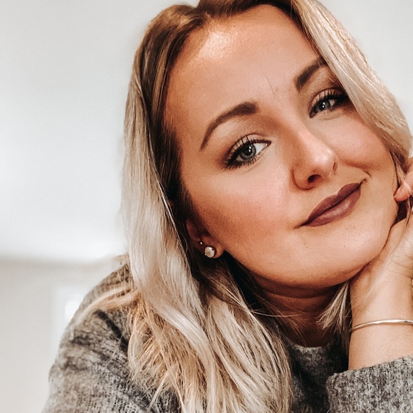 Meet your Posher, Caitlin - Picture 2 of 4